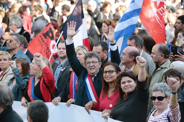 Raquel Garrido (2e à droite au premier plan), levant le poing lors d'une manifestation lancée à l'appel de La France insoumise contre la réforme du Code du travail lancée par Emmanuel Macron, à Paris, le 23 septembre 2017