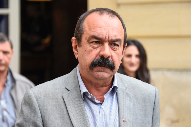 Le secrétaire général du syndicat CGT Philippe Martinez quitte l'hôtel Matignon à Paris après une rencontre avec le Premier ministre, le 24 juillet 2017 