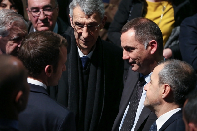 Le président Emmanuel Macron (g) échange quelques mots avec Gilles Simeoni (2e d), président de l'exécutif de la collectivité territoriale, Michel Castellani (c), président de l'Assemblée de Corse, et Jean-Guy Talamoni (d), le 7 février 2018 à Bastia