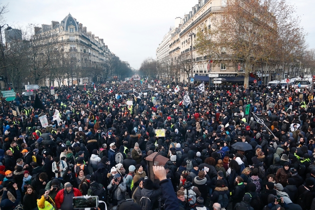 Des manifestants participent à un défilé contre la réforme des retraites, le 10 décembre 2019 à Paris
