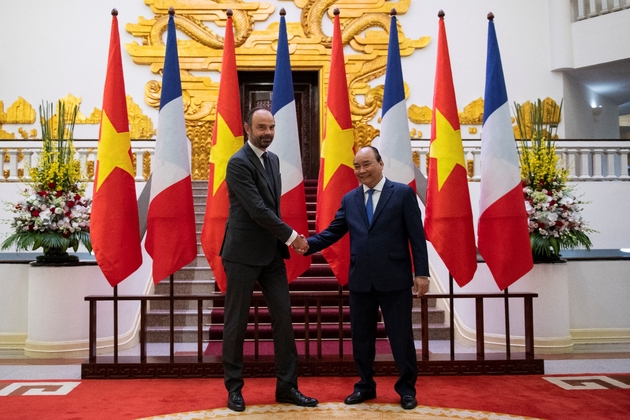 Le Premier ministre français Edouard Philippe (g) et son homologue vietnamien Nguyen Xuan Phuc, le 2 novembre 2018 à Hanoï