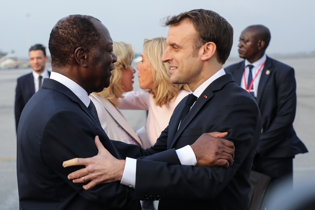 Le président français Emmanuel Macron donne l'accolade à son homologue ivoirien, Alassane Ouattara, à Abidjan, le 20 décembre 2019.