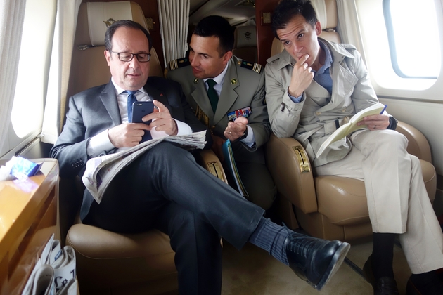 François Hollande, alors président, avec son conseiller de communication Gaspard Gantzer (d), dans un hélicoptère entre Niort et Paris le 13 avril 2017