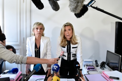 Janine Bonaggiunta (G) et Nathalie Tomasini (D), avocates de Jacqueline Sauvage lors d'une conférence de presse à Paris le 12 août 2016