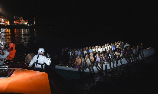 Des migrants en train d'être secourus par l'équipage du Topaz Responder de l'ONG maltaise Moas et la croix rouge italienne au large des côtes libyennes le 4 novembre 2016