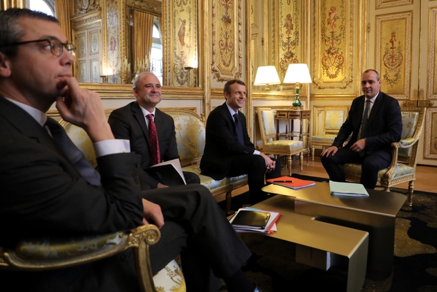 De d. à g.: le secrétaire général de la CFDT, Laurent Berger, le président de la République Emmanuel Macron, le conseiller social de la présidence Pierre-André Imbert et le secrétaire général de l'Elysée, Alexis Kohler, le 13 octobre 2017 à Paris