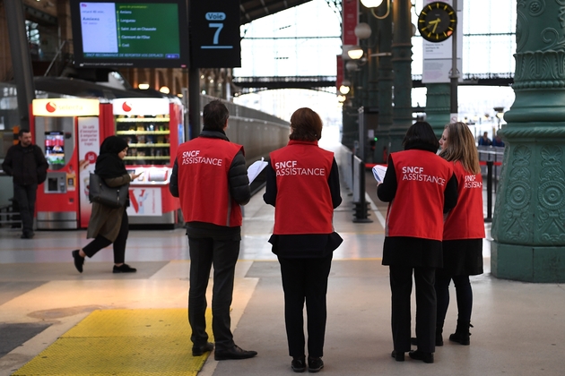 Des agents de la SNCF à la gare du Nord, à Paris, le 4 avril 2018 au deuxième jour de la grève des cheminots contre la réforme de la SNCF