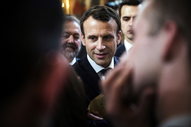 Le président français Emmanuel Macron échange avec des agriculteurs à l'Elysée le 22 février 218