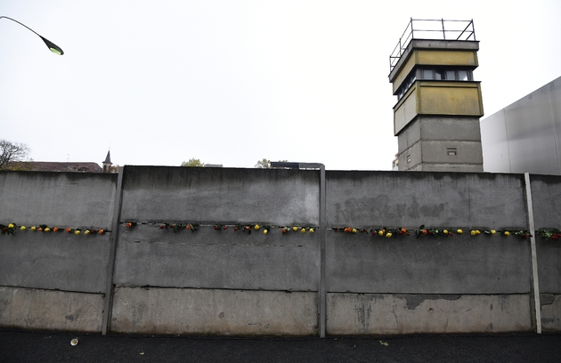 Des fleurs ont été accrochées à un des vestiges du Mur de Berlin, le 9 novembre 2019, pour le 30e anniversaire de sa chute.