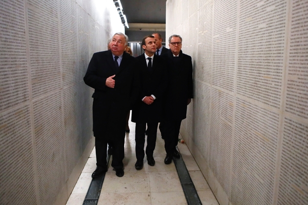 Le président Emmanuel Macron (c), le président du Sénat Gérard Larcher (g) et le président de l'Assemblée nationale Richard Ferrand (d) au mémorial de la Shoah, le 19 février 2019 à Paris
