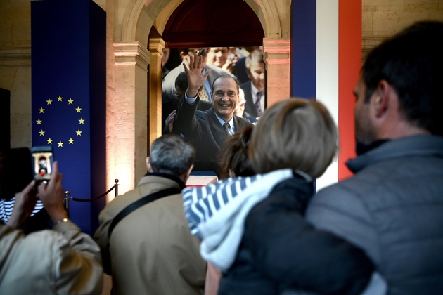 Des personnes dans la cathédrale des Invalides à Paris pour saluer la dépouille de l'ex-président Jacques Chirac, le 29 septembre 2019 