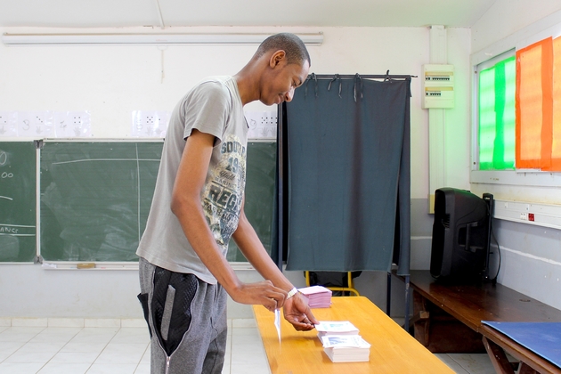 Un électeur s'apprête à voter lors du 2e tour de la législative partielle à Mayotte, le 25 mars 2018 