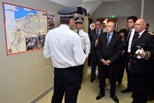 Gérard Collomb rencontre des policiers à Calais le 23 juin 2017