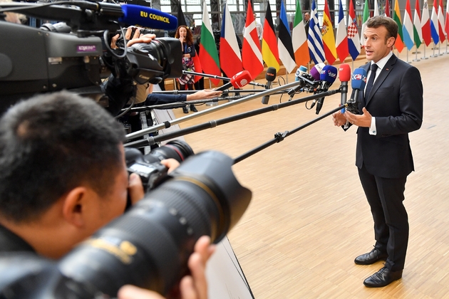 Le président français Emmanuel  Macron s'exprime devant la presse avant un sommet européen extraordinaire à Bruxelles le 28 mai 2019