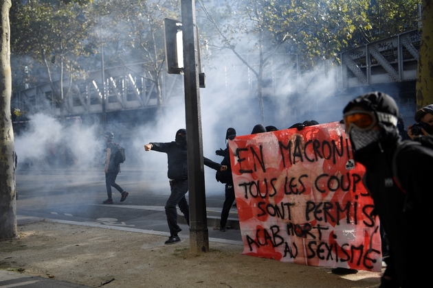 Affrontements entre des manifestants cagoulés et la police pendant une manifestation contre les réformes du droit du travail à Paris le 21 septembre 2017 