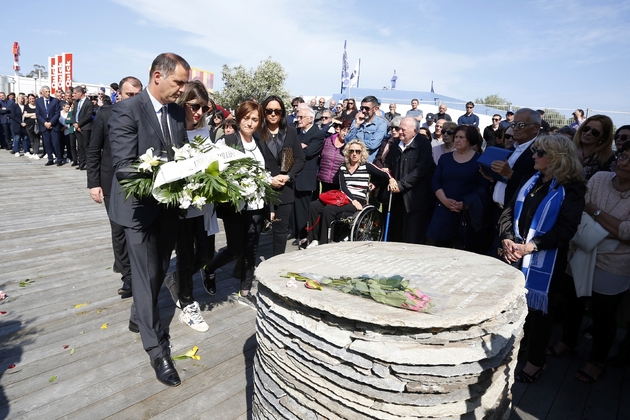 Le président du conseil exécutif de Corse, Gilles Simeoni, dépose une gerbe de fleurs en mémoire des victimes du drame de Furiani, le 5 mai 2018