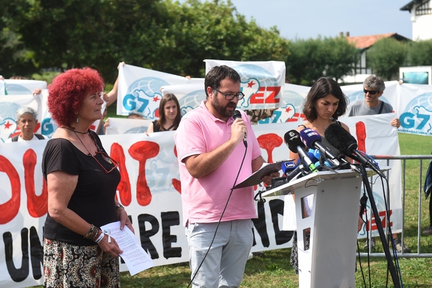 Des responsables du mouvement anti-G7 EZ Enaut ARamendi (c) et Aurélie Trouvé (d) lors d'une conférence de presse, le 26 août 2019 à Biarritz