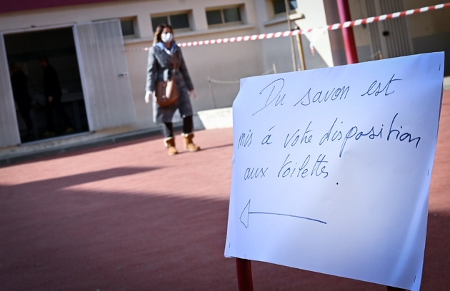 Une femme dans un bureau de vote de Marseille au 1er tour des municipales, le 15 mars 2020