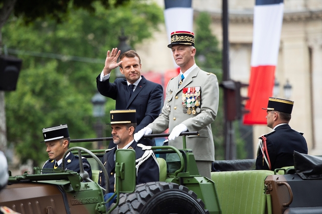 Emmanuel Macron et le général François Lecointre descendent les Champs-Elysées, le 14 juillet 2019