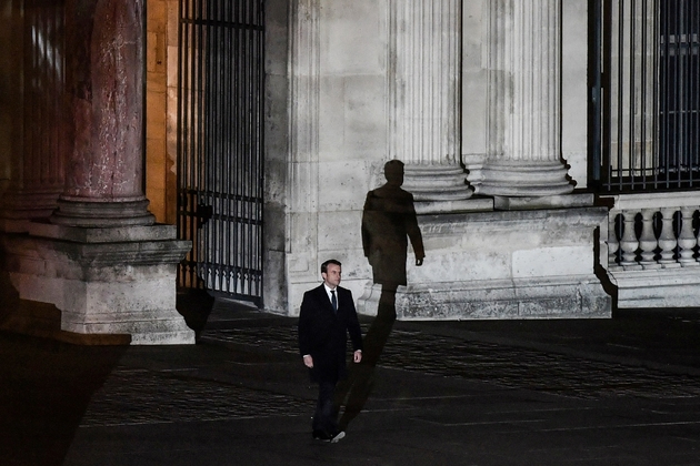 Emmanuel Macron retrouve ses partisans, massés par milliers devant la pyramide du Louvre, après une traversée solennelle de la cour de l'ancien palais royal, sous les notes de l'hymne européen, le 7 mai 2017