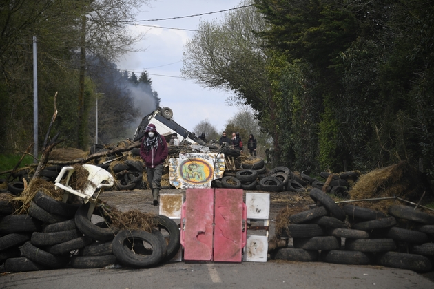 Des barricades érigées sur une route dans la ZAD de Notre-Dame-des-Landes, le 12 avril 2018