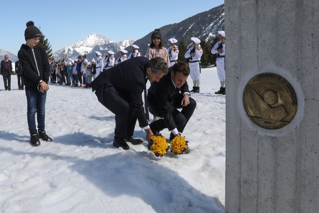 Emmanuel Macron (D) et Nicolas Sarkozy (G) déposent des fleurs au monument à la Résistance pendant une cérémonie en hommage aux résistants tués au plateau des Glières (Haute-Savoie), le 31 mars 2019