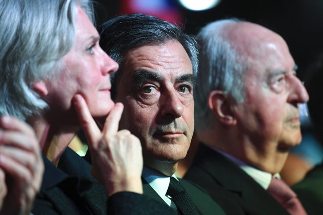 Penelope et François Fillon assis à côté d'Edouard Balladur au meeting Porte de Versailles, le 9 avril 2017