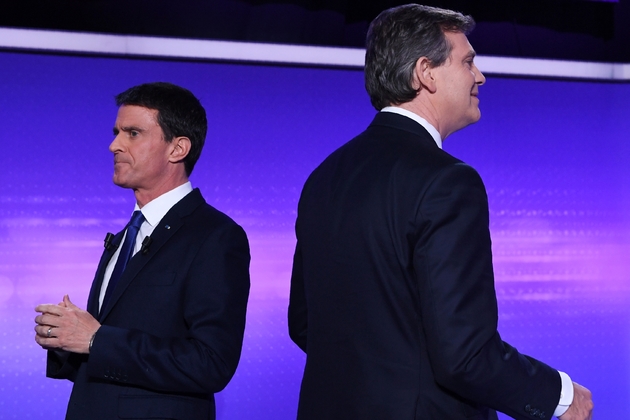 Manuel Valls et Arnaud Montebourg dos à dos, le 19 janvier 2017 lors du dernier débat télévisé à Paris