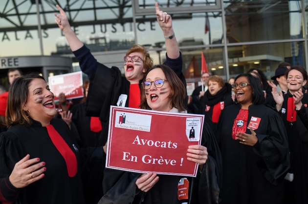 Les avocats de Seine-Saint-Denis manifestent devant le tribunal de Bobignyprès de Paris, le 22 janvier 2020 