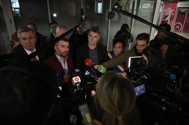 Le secrétaire général du PCF Fabien Roussel (à gauche) et la sénatrice (EELV) Esther Benbassa (à droite) à Paris, gare de Lyon, le 27 décembre 2019 