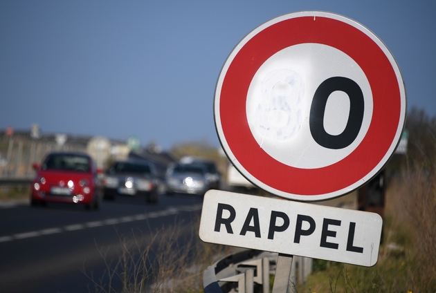 Le 8 du panneau de limitation de vitesse à 80 km/h peint en blanc, près de Sète, le 29 mars 2019