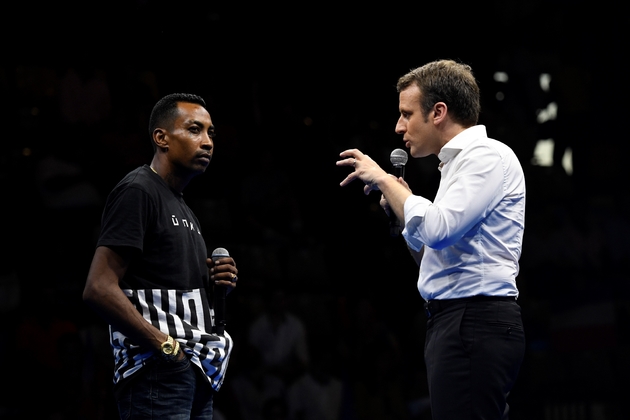 Emmanuel Macron (D) s'exprime après avoir cédé le micro à une personne du public lors d'un meeting, le 25 mars 2017 à Saint-Denis de la Réunion 