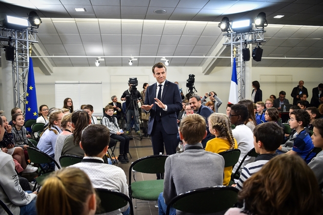 Emmanuel Macron converse avec des enfants le 28 mars 2019 à Beaupreau-en-Mauges