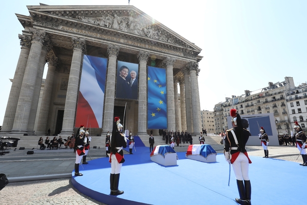 Emmanuel Macron se tient devant les cercueils de Simone et Antoine Veil, avant leur entrée au Panthéon, le 1er juillet 2018