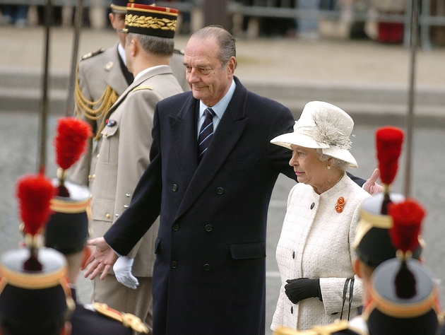 Le président Jacques Chirac accueille la reine Elizabeth II, en visite officielle en France, le 5 avril 2004 à Paris