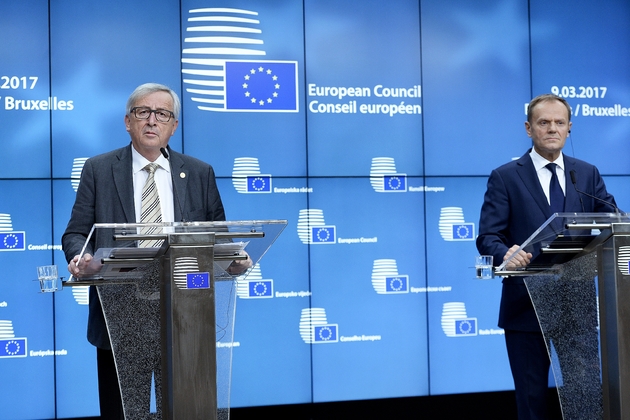 Donald Tusk (D), président du Conseil européen, et le président de la Commission européenne Jean-Claude Juncker (G), le 9 mars 2017, à Bruxelles