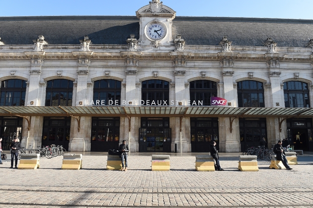 Des gens attendent devant la gare de Bordeaux le 23 janvier 2017