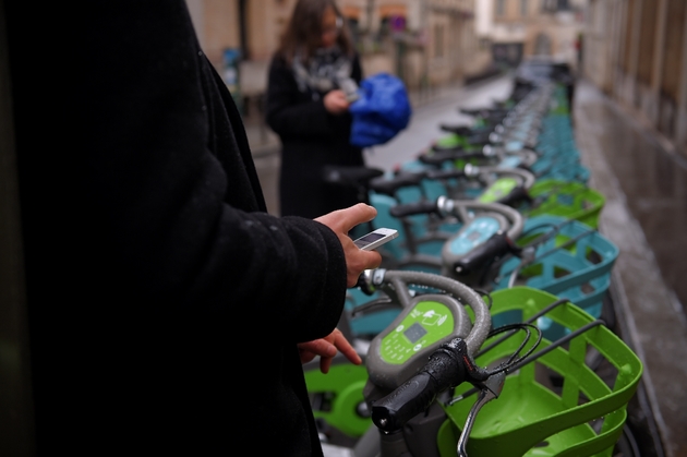 Des cyclistes à une borne de Vélib' à Paris, le 1er janvier 2018