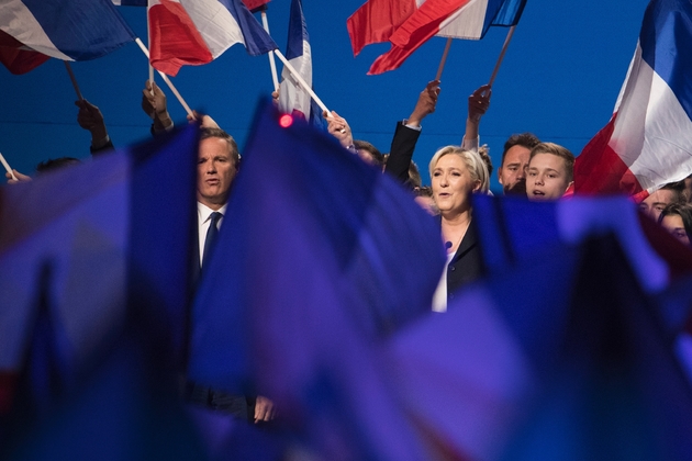 Marine Le Pen et Nicolas Dupont-Aignan (g) lors d'un meeting à Villepinte, le 1er mai 2017, près de Paris