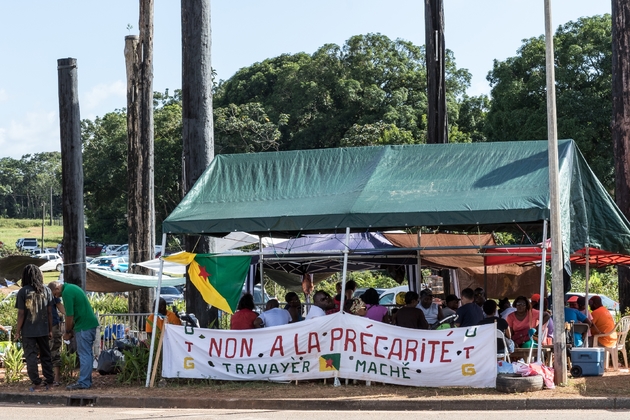 Un barrage sur la route de l'aéroport, le 29 mars 2017 en Guyane