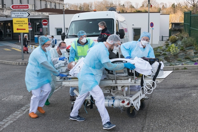 Un patient évacué de l'hôpital Emile-Muller de Mulhouse, le 17 mars 2020