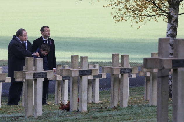 Emmanuel Macron se recueille sur la tombe de Robert Porchon, frère d'armes de Maurice Genevoix, le 6 novembre 2018 à Eparges dans la Meuse