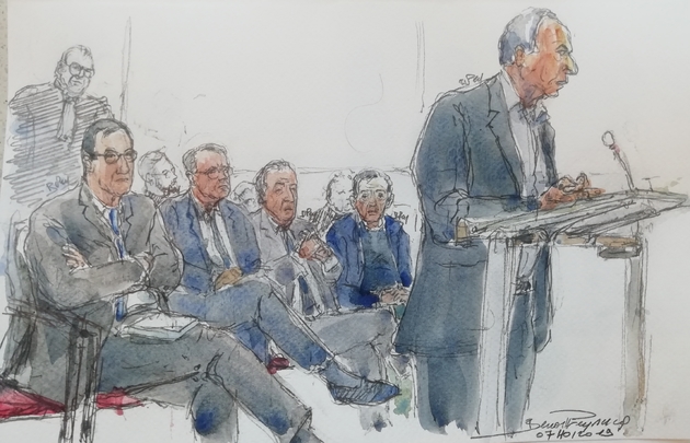 Croquis d'auduence montrant l'homme d'affaires Ziad Takieddine s'exprimant devant le tribunal, avec derrière lui les autres accusés : (à partir de la gauche) Nicolas Bazir, Renaud Donnedieu de Vabres, Thierry Gaubert et Dominique Castellan