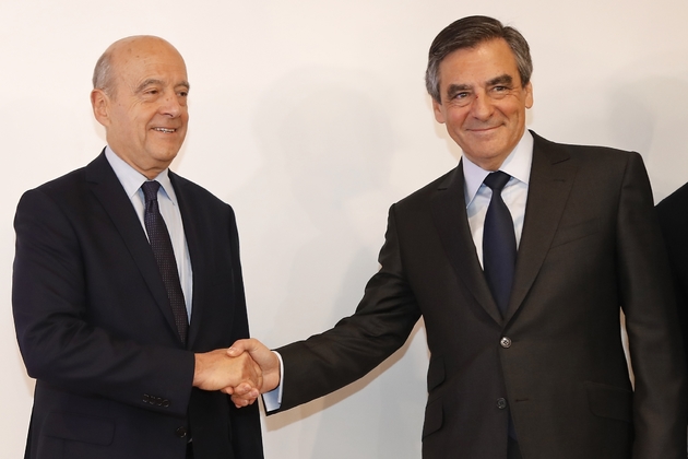 François Fillon serre la main de son concurrent malheureux à la primaire de la droite et du centre, Alain Juppé, à Paris le 27 novembre 2016
