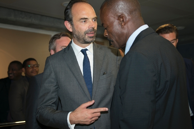 Le Premier ministre Edouard Philippe (g) s'entretient avec le président du conseil régional de la Guadeloupe Ary Chalus, à son arrivée à Pointe-à-Pitre le 5 novembre 2017