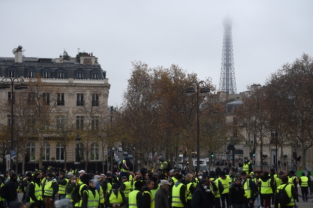 Des gilets jaunes rassemblés à Paris, non loin de la Tour Eiffel, le 1er décembre 2018