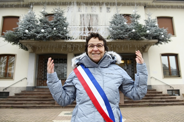 Anne-Catherine Weber, maire de Plobsheim, dans la banlieue de Strasbourg, pose devant sa mairie, le 2 janvier 2020