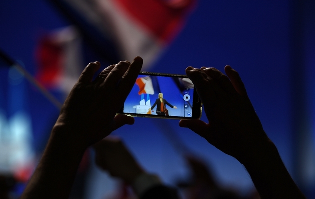 Un soutien de Marine Le Pen filme un meeting de la candidate du FN avec son smartphone à Marseille, le 19 avril 2017