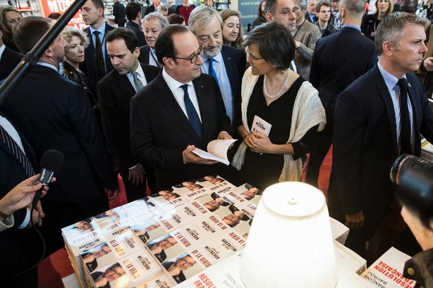François Hollande au salon du livre le 23 mars 2017 à Paris