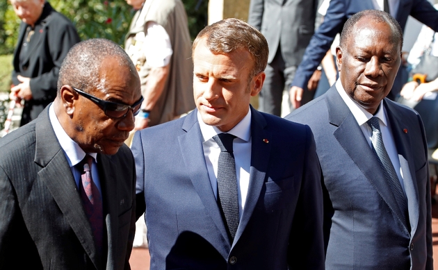 Les présidents guinéen Alpha Condé, français Emmanuel Macron et ivoirien Alassane Ouattara participent le 15 août 2019 aux célébrations du 75e anniversaire du débarquement de Provence à Saint-Raphaël (Var)